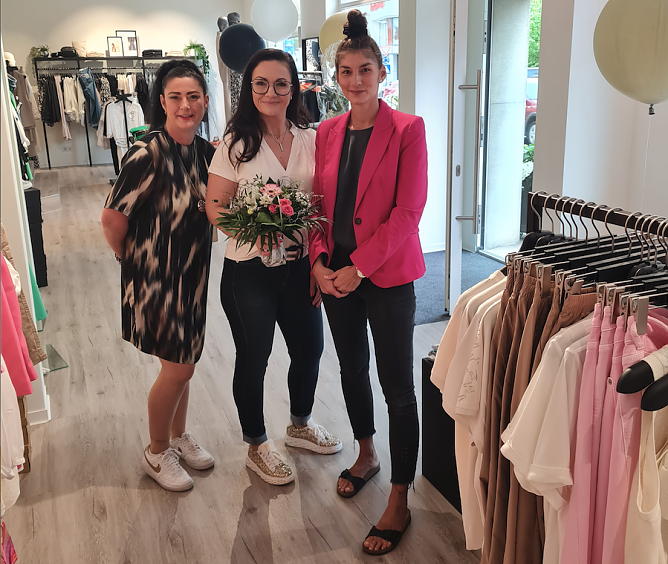 Sarah Krug (rechts) von der SWG Nordhausen begr&uuml;&szlig;te die neue Mieterin Katja Trautmann (Mitte) und deren Mitarbeiterin Tanja Tetzlaff. (Foto: SWG Nordhausen/Schedwill)