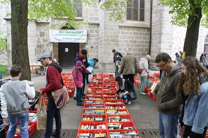 B&uuml;chermarkt vor der Blasii-Kirche (Foto: Frank Tuschy)
