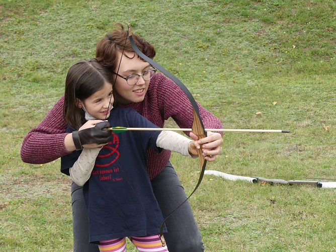 F&uuml;r die j&uuml;ngeren Besucher wird zum Kreiskirchentag viel geboten, hier zeigt Marie Wand wie man mit dem Bogen umgeht (Foto: Evangelischer Kirchenkreis S&uuml;dharz)