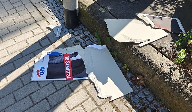 Zerst&ouml;rte Wahlplakate in Nordhausen (Foto: Peter Blei)