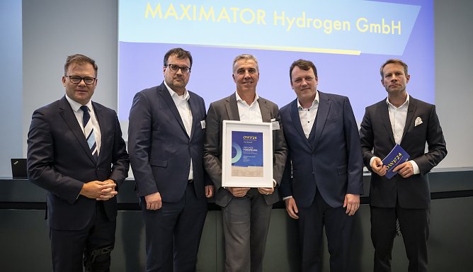Schirmherr Carsten Schneider, Staatsminister und Beauftragter der Bundesregierung f&uuml;r Ostdeutschland, &uuml;bergab den VORSPRUNG-Preis gestern feierlich an Oliver Henle, CFO Chief Financial Officer, J&ouml;rg Hattenbach, COO Chief Operating Officer, und Mathias Kurras, CEO Chief Executive Officer, von Maximator Hydrogen (v. links nach rechts). (Foto: Maximator Hydrogen)