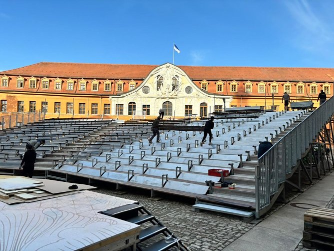 Zuschauertrib&uuml;ne auf dem Schlosshof (Foto: Theater Nordhausen)
