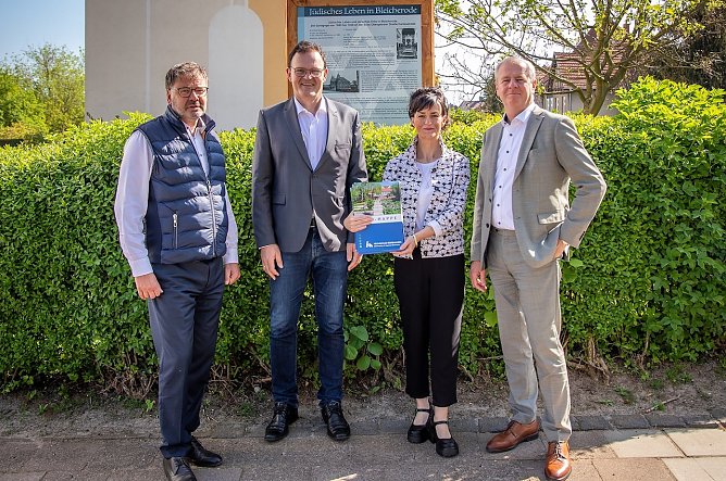  Dr. Marie-Luis Zahradnik bei der Vorstellung des Gedenkprojekts auf dem historischen Synagogengrundst&uuml;ck in Bleicherode, unterst&uuml;tzt von lokalen Partnern und der Hochschule Nordhausen. (Foto: Maurice T&ouml;pfer)