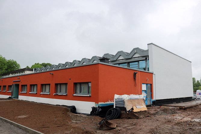 Auch die Au&szlig;enfassade ist in Arbeit (Foto: Pressestelle Landratsamt)