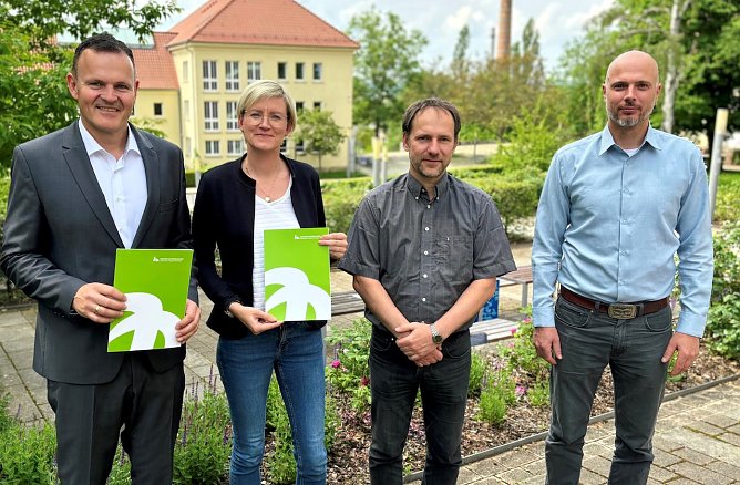 Prof. Dr. J&ouml;rg Wagner, Jessica V&ouml;llger, Prof. Dr. Mario Sch&ouml;lzel und Thomas F&uuml;ldner (v.l.n.r.) freuen sich auf die k&uuml;nftige Zusammenarbeit  (Foto: Tina Bergknapp)