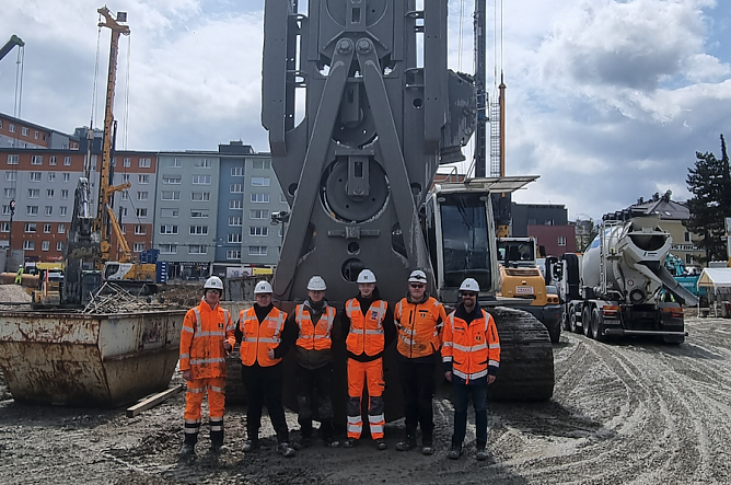 Die Azubis vor dem Schlitzwandgreifer (Foto: Schachtbau Nordhausen) Die Azubis vor dem Schlitzwandgreifer (Foto: Schachtbau Nordhausen)