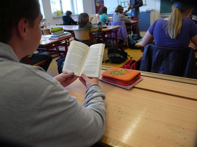 Ein Sch&uuml;ler der Klasse 5a schm&ouml;kert (Foto: Angelo Glashagel)