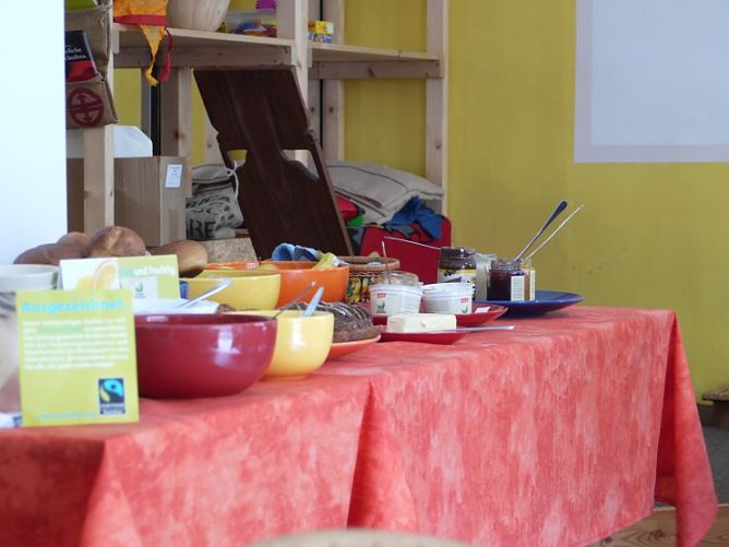 Das Buffet im Weltladen (Foto: Angelo Glashagel)