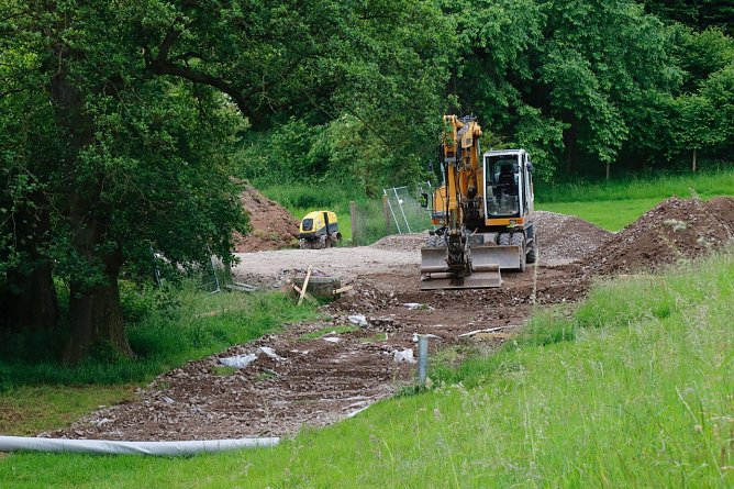 Am Dammfu&szlig; sind die Bagger anger&uuml;ckt (Foto: agl)