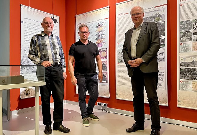 Thomas Nicolai (l.) besuchte die Ausstellung in der Flohburg (Foto: Stadtverwaltung Nordhausen)