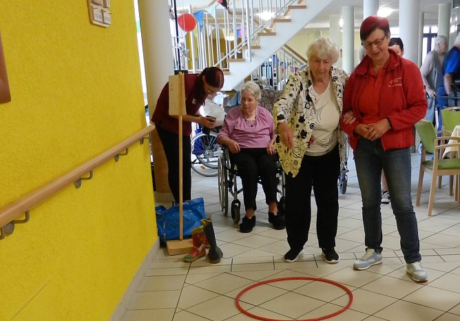 Sportfest im Pflegeheim (Foto: Lena Gulich) Sportfest im Pflegeheim (Foto: Lena Gulich)