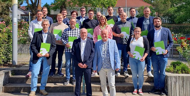 Die Absolventen des Zertifikatsstudiengangs Netztechnik und Netzbetrieb Fernw&auml;rme an der Hochschule Nordhausen feiern stolz ihren erfolgreichen Abschluss. (Foto: Nadine Kathrin Luschnat)