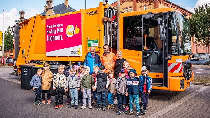 Erklärung der Mülltrennung auch für die Kleinsten (Foto: J.Piper) Erklärung der Mülltrennung auch für die Kleinsten (Foto: J.Piper)