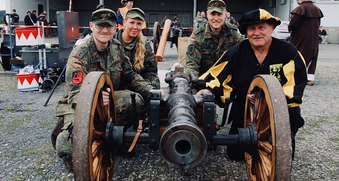 Albrecht Uhlmann und seine "Lehrlinge" am nachgebauten Lindwurm (Foto: agl) Albrecht Uhlmann und seine "Lehrlinge" am nachgebauten Lindwurm (Foto: agl)