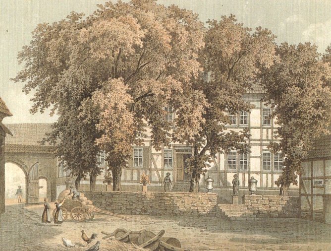 Vorgelagerter Hügel, hinter dem sich der Vierseitenhof Utterode verbirgt (Foto: H.Kneffel) Vorgelagerter Hügel, hinter dem sich der Vierseitenhof Utterode verbirgt (Foto: H.Kneffel)