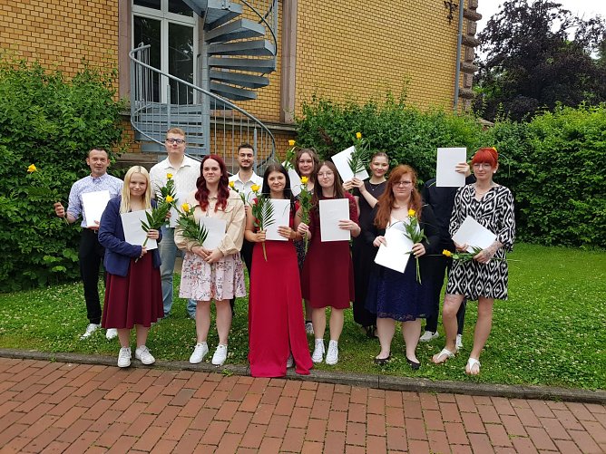 Herzlichen Glückwunsch zum Abschluss an die Sozialbetreuer (Foto: IWK) Herzlichen Glückwunsch zum Abschluss an die Sozialbetreuer (Foto: IWK)