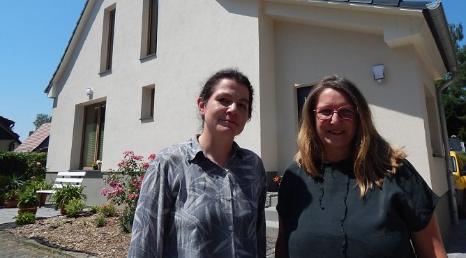Architektin Pia Wienrich und P&auml;dagogin Katrin Eisfeld vor dem sanierten "Lernhaus" in Krimderode (Foto: agl)