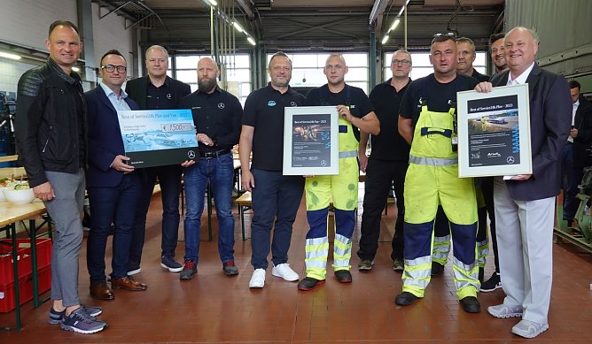 Zwei Auszeichnungen und ein Scheck (Foto: nnz)