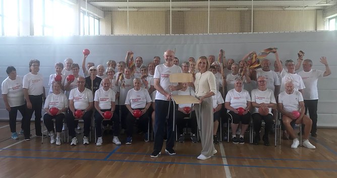 Die Sparkasse &uuml;berraschte die Herzsportgruppe (Foto: W.Ro&szlig;mell)