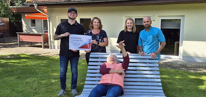 Freude &uuml;ber die neue Holzliege (Foto: Sonnenhof)