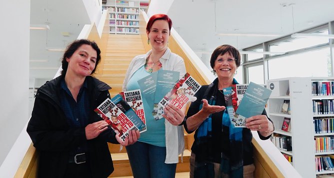 Volles Programm f&uuml;r das zweite Halbjahr: Pia Wienrich, Bibliotheksleiterin Marie-Kathrin Haase, und Hildegard Seidel haben heute die Lese-Highlights vorgestellt (Foto: agl)