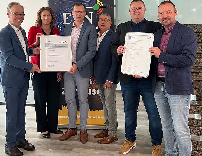 &Uuml;bergabe der TSM-Zertifikate an Nordhausen Netz GmbH v.l.n.r.: Dr. Florian G. Rei&szlig;mann (DVGW Landesgruppe Mitteldeutschland), Jana Z&ouml;ller (Energieversorgung Nordhausen GmbH), Jens Germer, Thomas G&ouml;ppel, Norman Apel, Mario Henkel (alle Nordhausen Netz GmbH) (Foto: EVN)