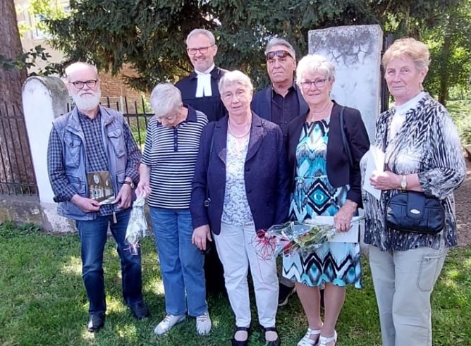 Die Konfirmanden: Bild v.l.n.r. Achim Liebram, Margret Gablick geb. G&uuml;lland, Pfr. Klemens M&uuml;ller, Leni Decker geb. Pollack, Friedhelm Leibeling, Renate Kobs geb. Eilhardt, Doris Brunner geb. Machatzke (Foto: D.Kupfer)