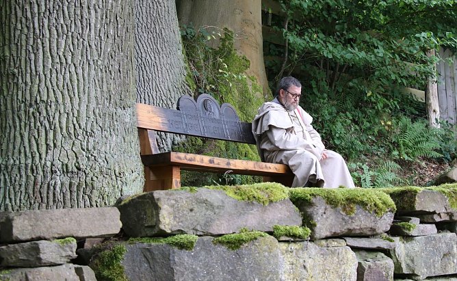 Widukind (von Corvey) in tiefer Kontemplation oder auch: Thomas Kopf, als M&ouml;nch verkleidet, macht kurz Verschnaufpause (Foto: agl)