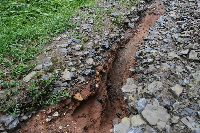 Stellenweise hat das Wasser tiefe Gr&auml;ben in die Gehwege des Parks Hohenrode gezogen (Foto: F&ouml;rderverein Park Hohenrode)