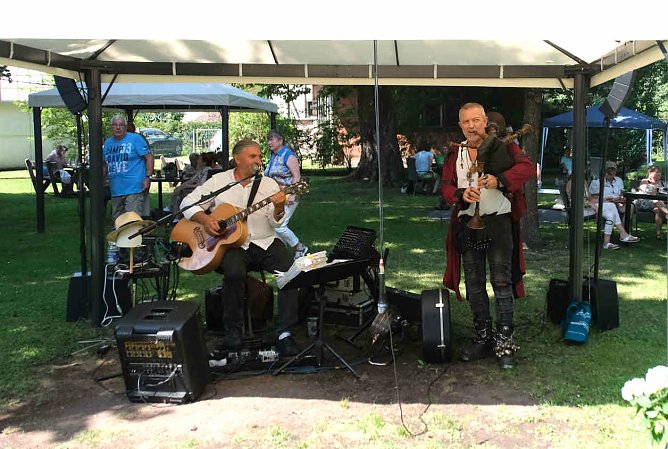 Ronald G&auml;&szlig;lein und "Burgherr" Kai Prengel er&ouml;ffneten das Fest musikalisch (Foto: Peter Blei)
