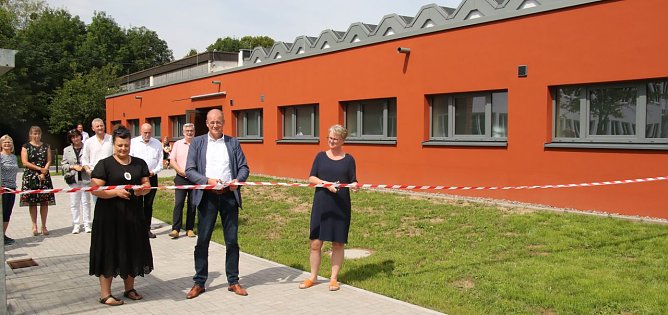 Die schmucke, frisch sanierte Halle f&uuml;r das Berufsschulzentrum wurde heute durch Schulleiterin Ines B&ouml;rner (rechts), Landrat Matthias Jendricke und Architektin Renate M&uuml;ller (links) er&ouml;ffnet (Foto: agl)