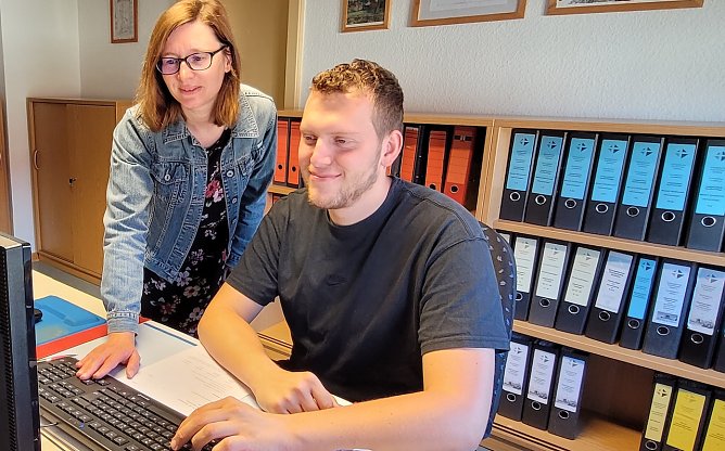 Katja Ehrhardt mit ihrem Azubi Yannick Hund (Foto: R.Englert) Katja Ehrhardt mit ihrem Azubi Yannick Hund (Foto: R.Englert)