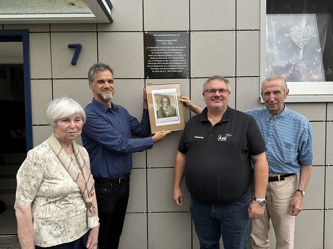 Enth&uuml;llung der Gedenktafel f&uuml;r Friedrich August Wolf (Foto: Stadt Nordhausen)