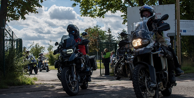 F&uuml;r die gute Sache durch den Harz - rund 80 Motorr&auml;der nahmen am "Ride for Charity" teil (Foto: Nicole Mattern)