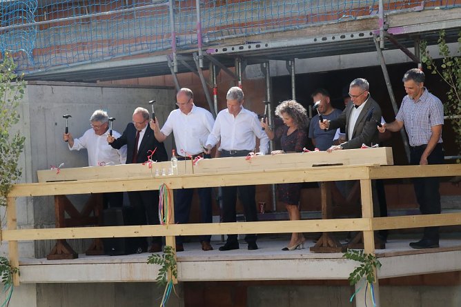 Vom Bauherrn bis zum Geldgeber - zum traditionellen Richtfest durften heute alle einen symbolischen Nagel in das Geb&auml;lk schlagen (Foto: agl)