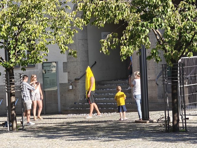 Aufr&auml;umen vor dem Neuen Rathaus (Foto: Peter Blei)