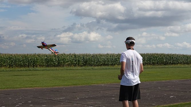 Tim Scherf mit dem Nachbau eines Kunstflugzeuges (Foto: nnz)