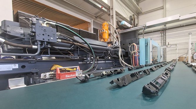 Mit dieser Spritzgussmaschine werden Teile f&uuml;r die Heckfl&uuml;gelt&uuml;r des ID Buzz von Volkswagen hergestellt (Foto: nnz)