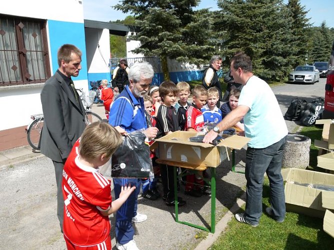 F&uuml;r die Jugend gabs neue Trainingsanz&uuml;ge (Foto: Angelo Glashagel)