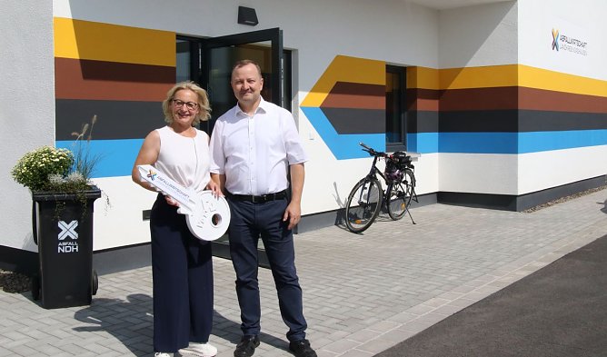 Die neuen Herren im Haus: Kathrin Materlik aus dem Fachbereich f&uuml;r Abfallwirtschaft des Landratsamtes und Thomas Mund, demn&auml;chst Gesch&auml;ftsf&uuml;hrer der Stadtwerkegruppe (Foto: agl)