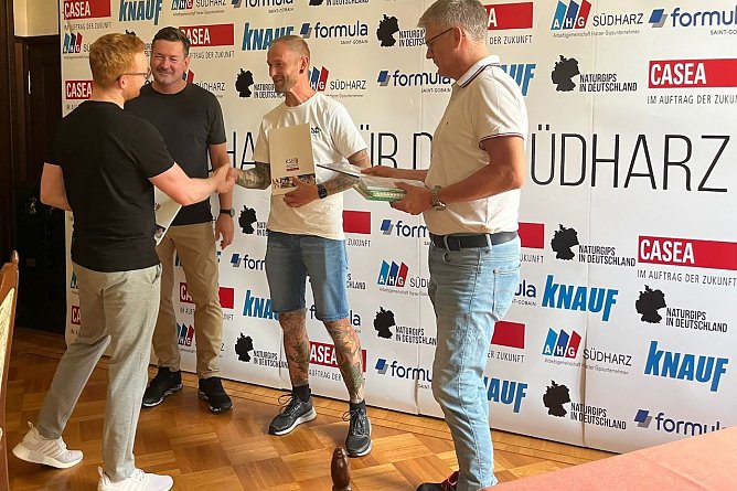 &Uuml;berreichung der Urkunden in der pro vita Akademie (Foto: KSB)