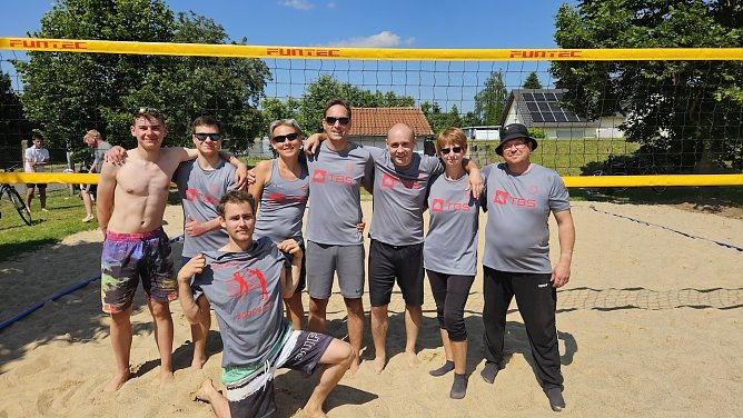 Stolze Görsbacher auf ihrer Beachvolleyballanlage (Foto: Markus Raabe) Stolze Görsbacher auf ihrer Beachvolleyballanlage (Foto: Markus Raabe)