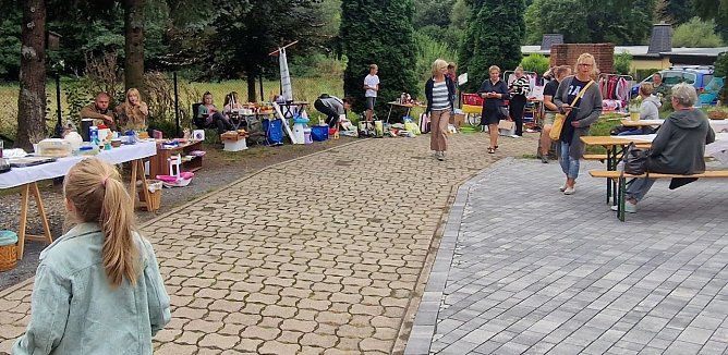 Schon am Morgen wurde emsig vorbereitet. Der Flohmarkt hat bis 14 Uhr in der R&uuml;digsdorfer Stra&szlig;e ge&ouml;ffnet (Foto: nnz)
