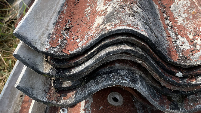 Mehrere Tonnen Asbestplatten wurden Mitte August in der Landschaft entsorgt (Foto: Pressestelle Landratsamt)