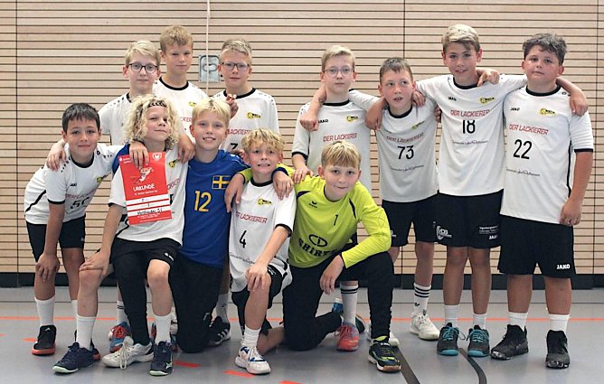 der stolze Nordh&auml;user Handballnachwuchs pr&auml;sentiert seine Urkunde (Foto: NSV)