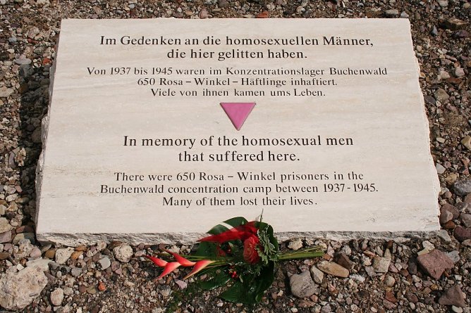 Gedenkstein in der Gedenkst&auml;tte Buchenwald f&uuml;r die als homosexuell verfolgten H&auml;ftlinge (Foto: &copy;Katharina Brandt)