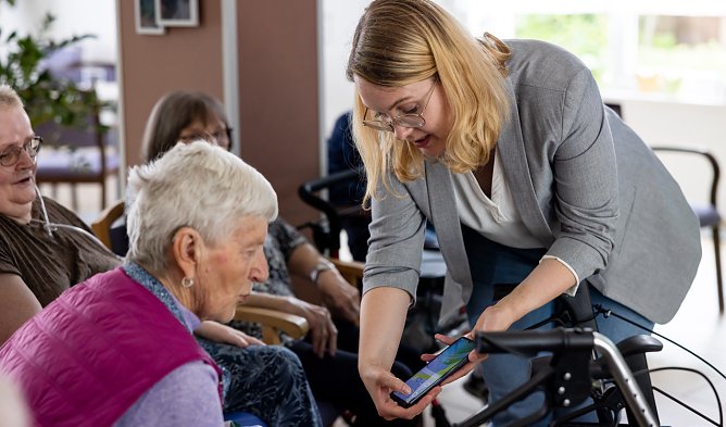 Digitale Engel im Seniorenheim (Foto: Saskia Sass) Digitale Engel im Seniorenheim (Foto: Saskia Sass)