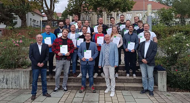 Die Absolventen des Zertifikatsstudiengangs Netztechnik und Netzbetrieb Fernw&auml;rme an der Hochschule Nordhausen feiern stolz ihren erfolgreichen Abschluss.  (Foto: HSN)