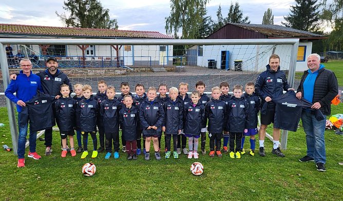 Neue Regenjacken für die jungen Kicker (Foto: N.Oppermann) Neue Regenjacken für die jungen Kicker (Foto: N.Oppermann)