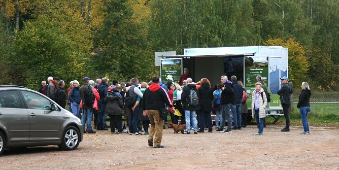 Kranichwanderung am Stausee (Foto: Ulrich Reinboth)